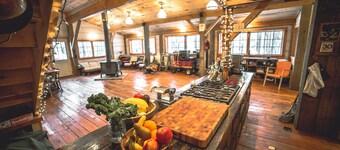 Cozy 2-bedroom cabin in enjoyable Londonderry with AC with hot tub and sauna