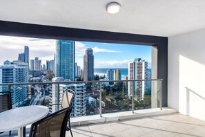 Outdoor dining - 2 Bedroom Apartment Close To The Beach (Surfers Paradise)