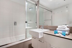 Bathroom - 2 Bedroom Apartment Close To The Beach (Surfers Paradise)