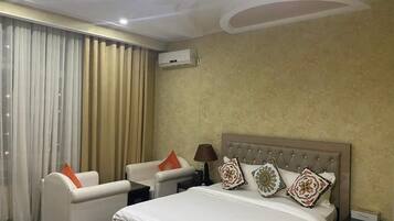 Departamento de lujo, vista a la ciudad | 1 habitación, caja de seguridad en la habitación y escritorio