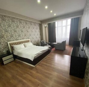 In-room safe, desk, iron/ironing board, free WiFi - Sunrise Apartment (Dushanbe)