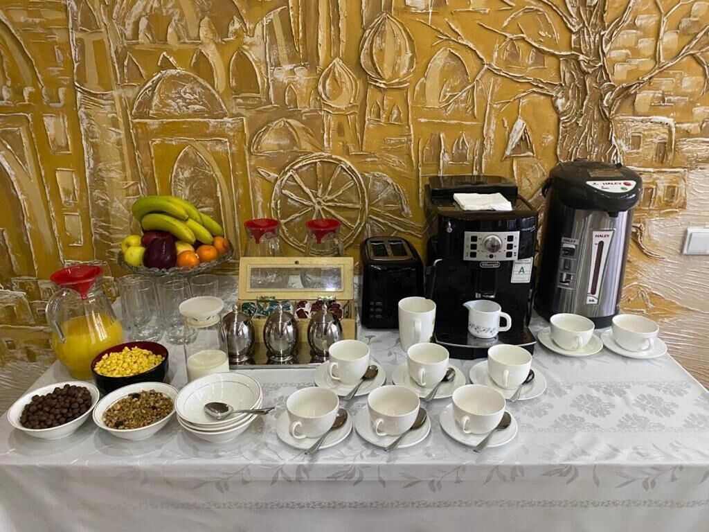 Un'ampia colazione a buffet con diversi cibi e macchine per il caffè.