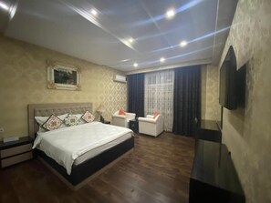 Apartemen Mewah, pemandangan kota | Brankas, meja kerja, setrika/meja setrika, dan Wi-Fi gratis