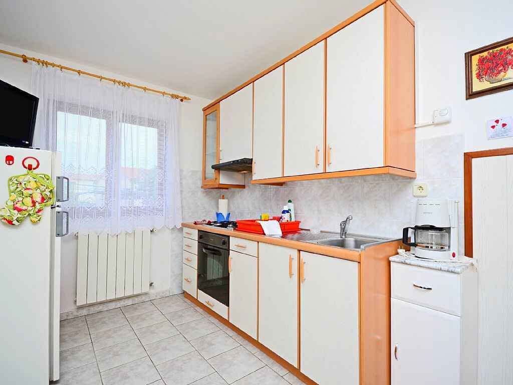 Fridge, oven, stovetop, coffee/tea maker