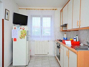 Refrigerador, horno, parrilla de estufa y cafetera y tetera 