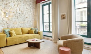Smart TV - LUXURIOUS 8-GUEST PARISIAN HAVEN: SAINT-GERMAIN ELEGANCE & CULTURAL BLISS (Paris)