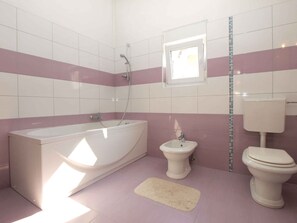Shower, hair dryer, bidet - Holiday home with air conditioning (Peroj)