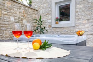 Outdoor spa tub - Holiday home with air conditioning (Peroj)