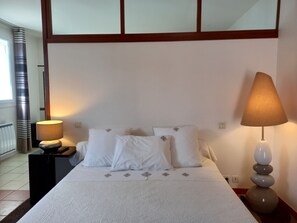 1 Schlafzimmer, Schreibtisch, Bügeleisen/Bügelbrett, Reisekinderbett