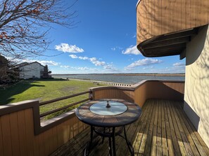 Outdoor dining - Ocean City, NJ, Waterfront on the Bay, 3BD, 2.5Bths, Summer-Winter Rental Rates (Ocean City)