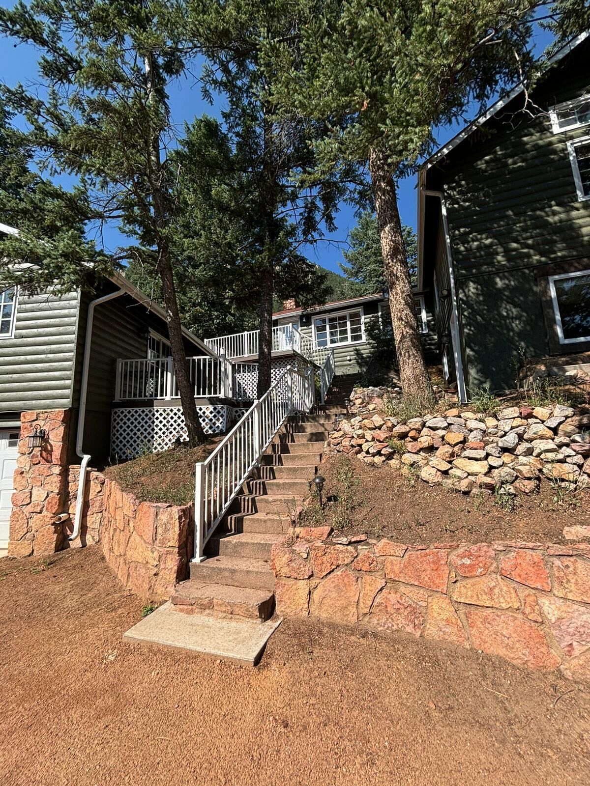 Cozy studio cabin among the trees in Green Mountain Falls! 