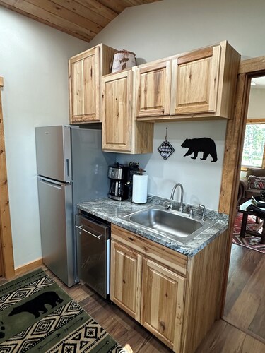 Cozy brand-new 2-bedroom cabin in adorable Island Park near Yellowstone