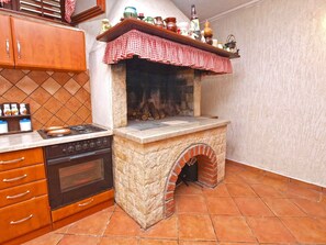 Kylskåp, ugn, spishäll och kaffe- och tebryggare