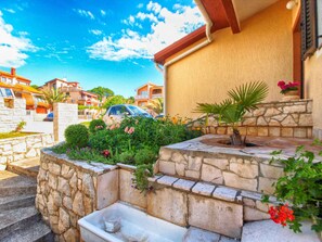 Property grounds - Holiday apartment with barbecue (Pješćana Uvala)