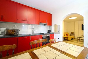Fridge, microwave, oven, stovetop - Holiday apartment with barbecue (Pješćana Uvala)