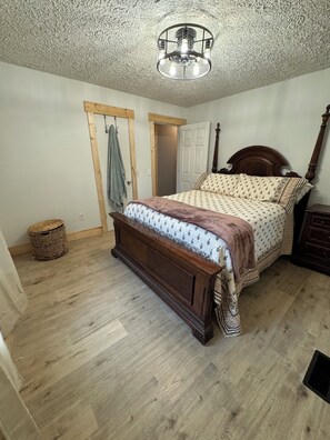 3 bedrooms, WiFi, bed sheets - Charming 3-bedroom home outside of Licking  Mo on  Mark Twain National Forest. (Licking)