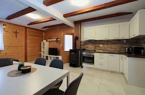 Kühlschrank, Ofen, Herdplatte, Wasserkocher mit Kaffee-/Teezubehör