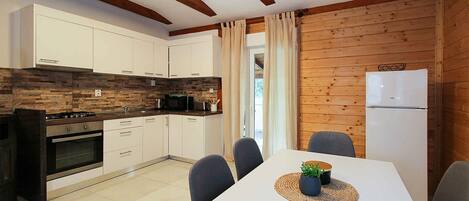 Frigorifero, forno, piano cottura, macchina per tè/caffè