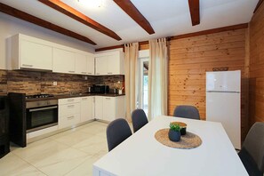 Fridge, oven, stovetop, coffee/tea maker
