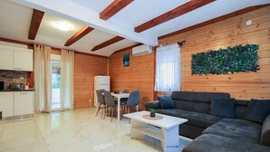 Una sala moderna con sofá, mesa de centro y comedor.