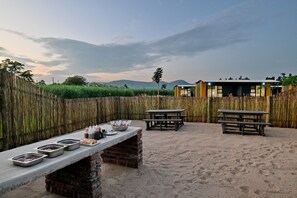 Outdoor dining - SleepOver Malelane Gate (Nkomazi)