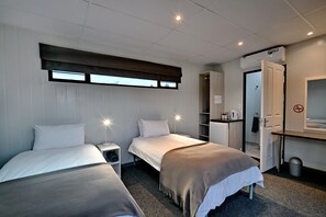 Standard Twin Room | Desk, free WiFi - SleepOver Malelane Gate (Nkomazi)