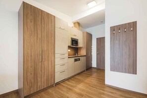 Kühlschrank, Mikrowelle, Herdplatte, Geschirrspüler