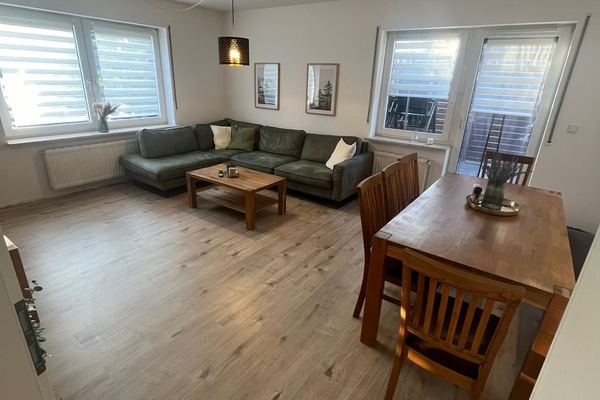 Smart TV, tavolo da ping pong, libri