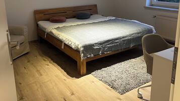 3 Schlafzimmer, Schreibtisch, Reisekinderbett, kostenloses WLAN