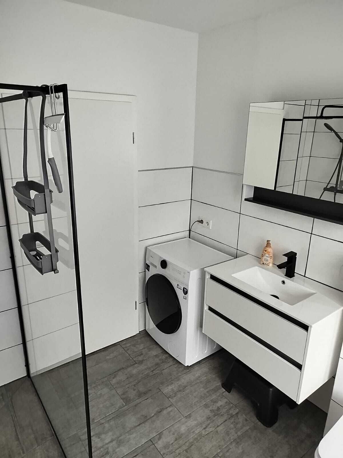 Een douche, een haardroger, zeep, toiletpapier