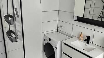 Een douche, een haardroger, zeep, toiletpapier
