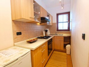 Køleskab, ovn, kogeplade, kaffe-/temaskine