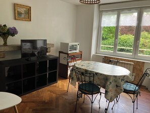 Dining - Appartement AU REZ DE Chaussee AU Sein D'une Maison DE Caractere Avec Jardin (Pont-l'Abbé)