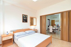 2 bedrooms, iron/ironing board, travel cot