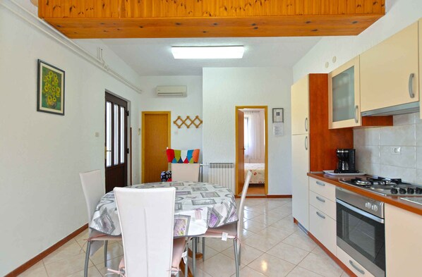 Køleskab, kogeplade, køkkentøj/tallerkener/redskaber