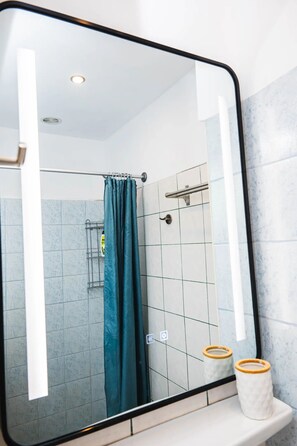 Chuveiro, secador de cabelo, toalhas de banho, sabonete