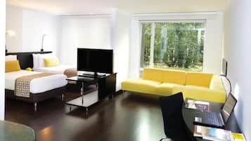 1 habitación, caja de seguridad en la habitación y escritorio