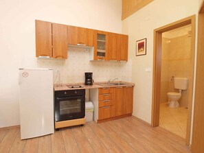 Køleskab, ovn, kogeplade, kaffe-/temaskine