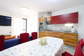Fridge, microwave, oven, stovetop - Holiday apartment with barbecue (Pješćana Uvala)