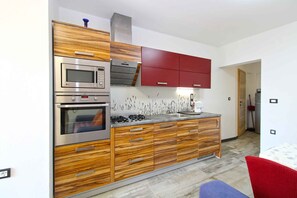 Fridge, microwave, oven, stovetop - Holiday apartment with barbecue (Pješćana Uvala)