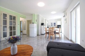 TV - Holiday home with large garden and barbecue (Banjole)