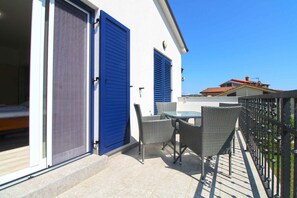 Outdoor dining - Holiday home with large garden and barbecue (Banjole)