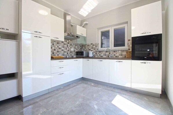 Fridge, microwave, oven, stovetop - Holiday home with large garden and barbecue (Banjole)