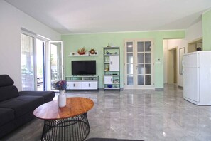 TV - Holiday home with large garden and barbecue (Banjole)