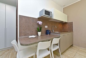 Fridge, microwave, stovetop