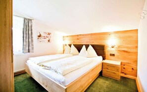 3 bedrooms, travel crib, internet
