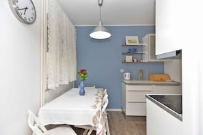 Fridge, oven, stovetop, dishwasher - Holiday apartment in the city center with sea views (Pula)