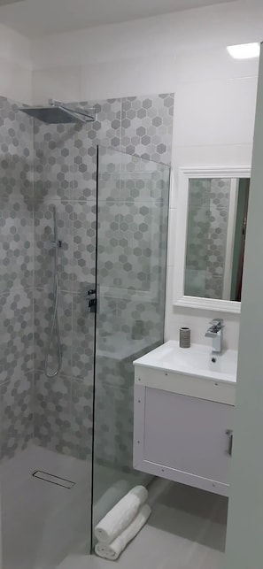Towels, soap, shampoo, toilet paper - Cozy B&B in small gated San Juan community (San Juan)