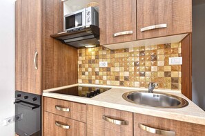 Private kitchen - Holiday apartment with air conditioning and outdoor pool (Fažana)