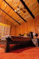 Cubrecamas, muebles diferentes y espacio para trabajar con laptop 